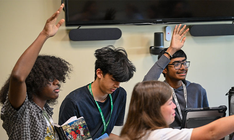 Canterbury-Tales-Beyreis-Seminar Students raise their hand during a debate