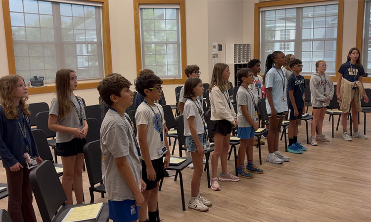 Sixth-Grade-Chorus-Prepares-for-the-Fall-Concert Sixth grade chorus rehearses